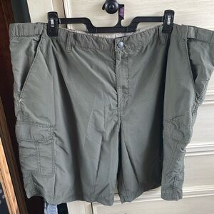 🆕👍Basic Editions Army Green Cargo shorts NWOT never worn!